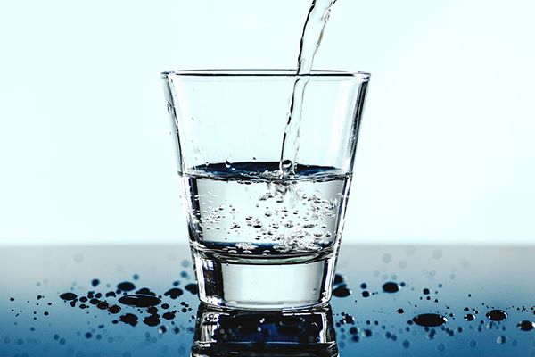 Какое количество воды следует употреблять в день для снижения веса и 10 полезных свойств воды