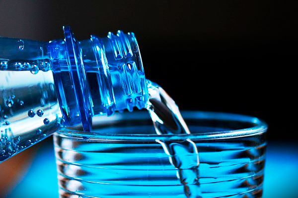 Какое количество воды следует употреблять в день для снижения веса и 10 полезных свойств воды